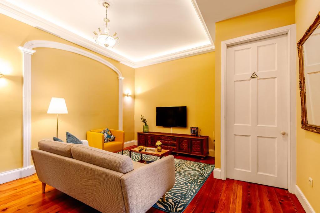 a living room with a couch and a mirror at Ladomar Matriz in Horta