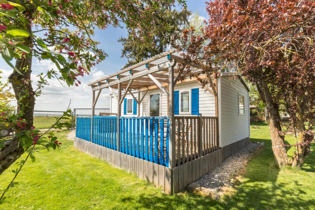 a small house with a blue fence in a yard at Tonis Hütte in Hohenfels
