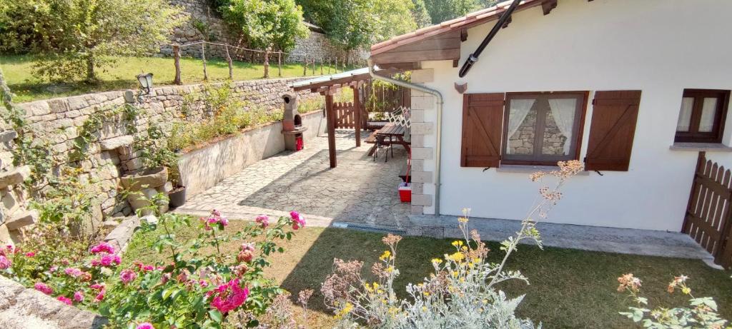a garden with flowers and a house at Apartamento Rural Rubó in Alles