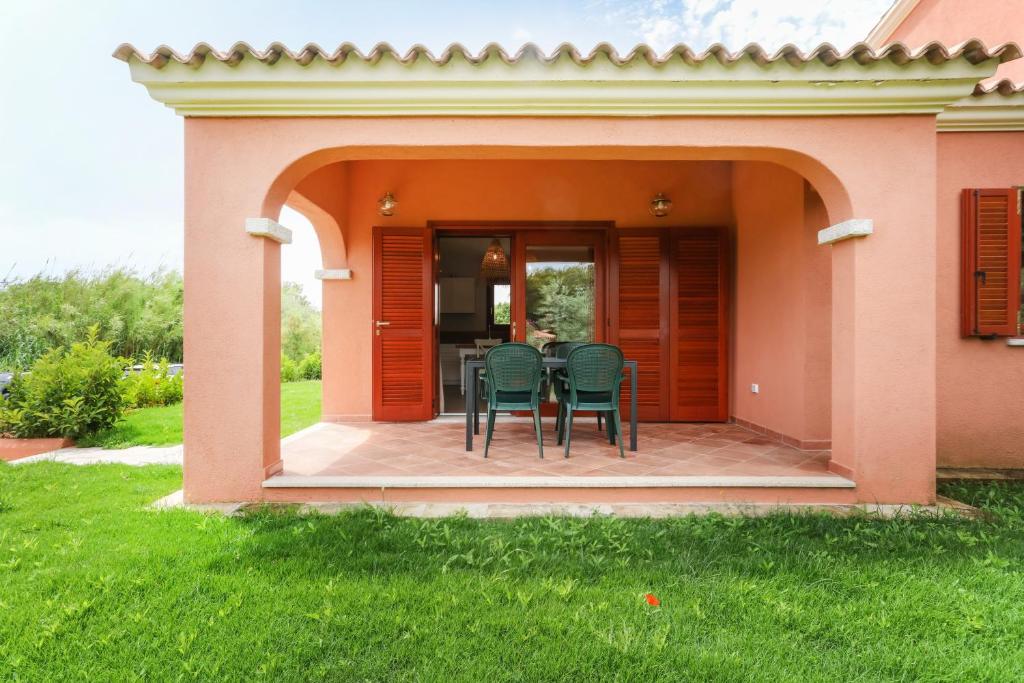 a patio with chairs and a table in a house at La casa di Debora in San Teodoro