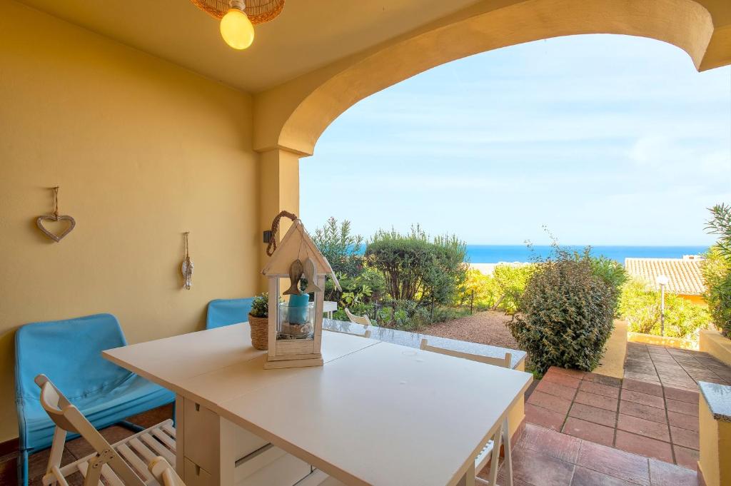 a dining room with a table and chairs and the ocean at Relax Space in Cascabraga
