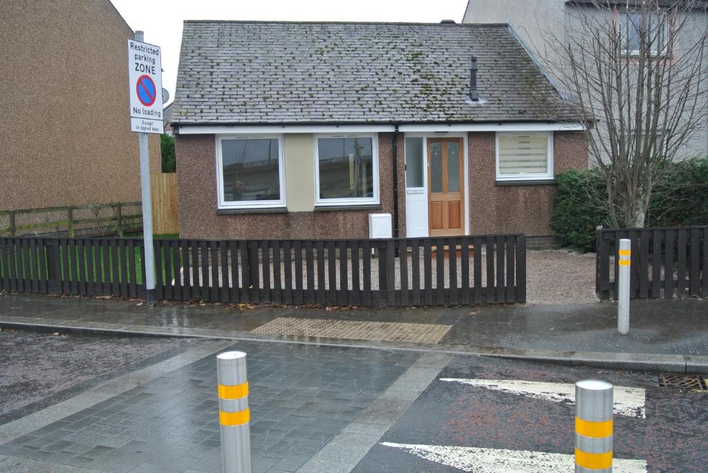 The Little House by the Ness - Maison De Deux Chambres