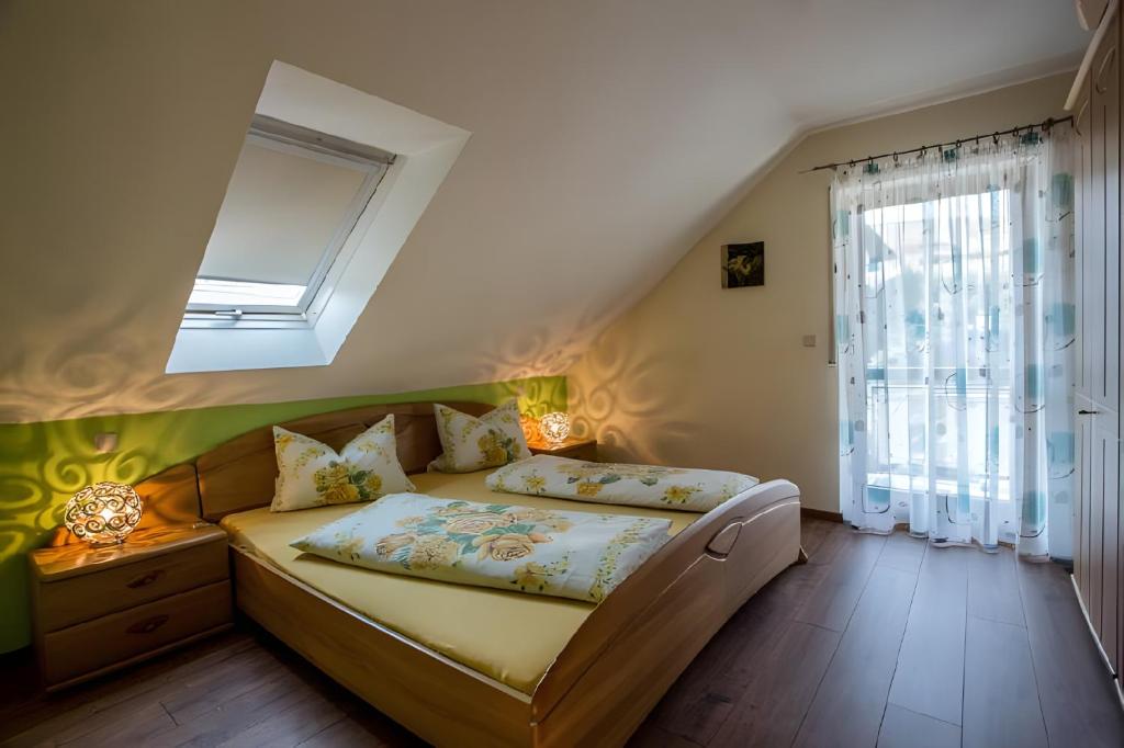 a bedroom with a bed and a window at Ferienwohnung Echle in Oberharmersbach