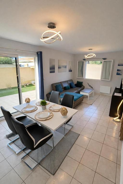 a living room with a table and a couch at La Villa Yenna in Vergèze