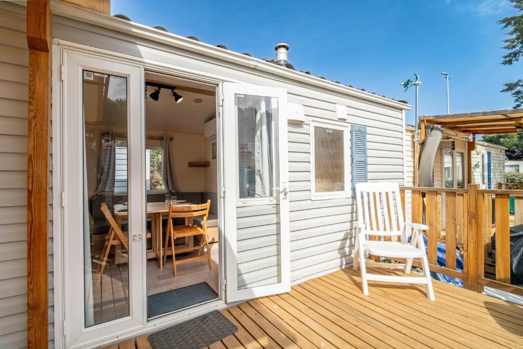 En terrasse eller udendørsområde på Chez Claude