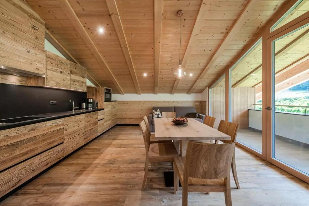 a kitchen and dining room with a table and chairs at Natur Suite Edelweisshof App Georg in Chiusa