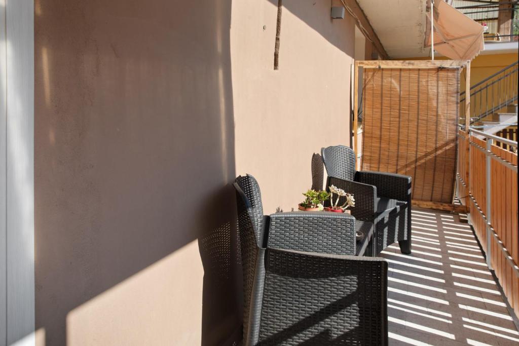 a balcony with chairs and a table with a plant at Ca Del Tita in Capo di Ponte