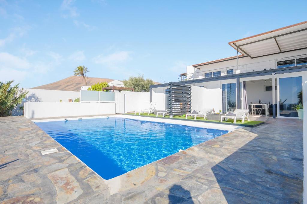a swimming pool in the backyard of a house at Casa Amanecer 2 in Mácher