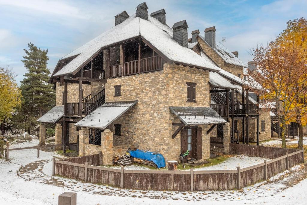 a house is being built in the snow at Apartamento La Mainera in Espot