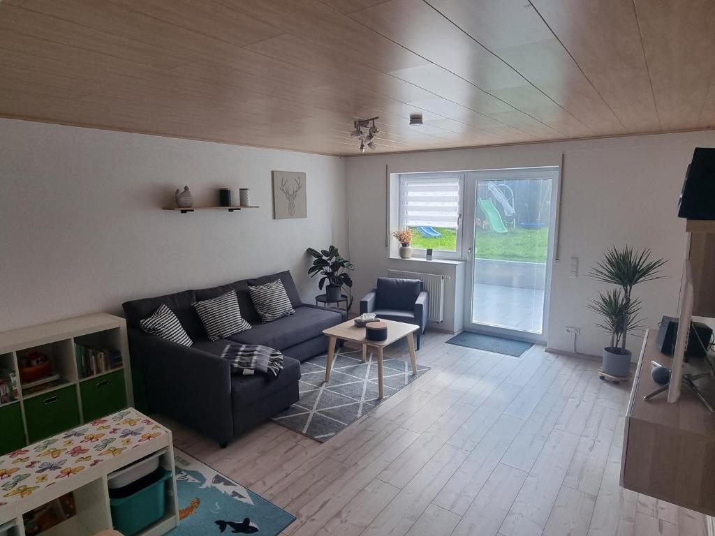 a living room with a couch and a table at Ferienwohnung Biosphärenblick in Münsingen