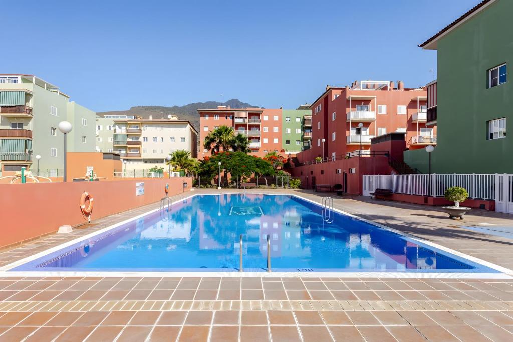an empty swimming pool on the side of a building at Sunset Gabriela in Candelaria