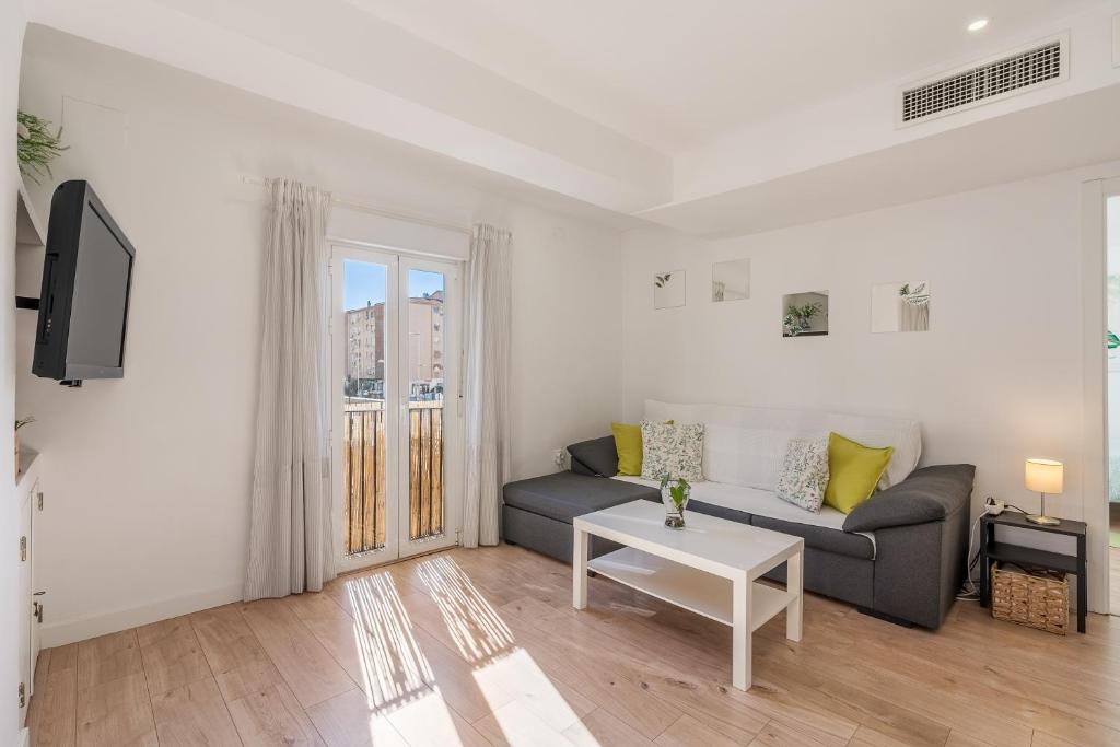 a living room with a couch and a table at Piso Garaje Gratis Granada in Granada
