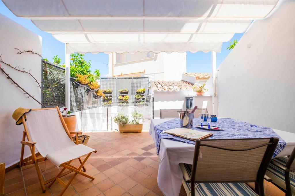 a room with a table and chairs on a patio at Sa Caseta in Felanitx