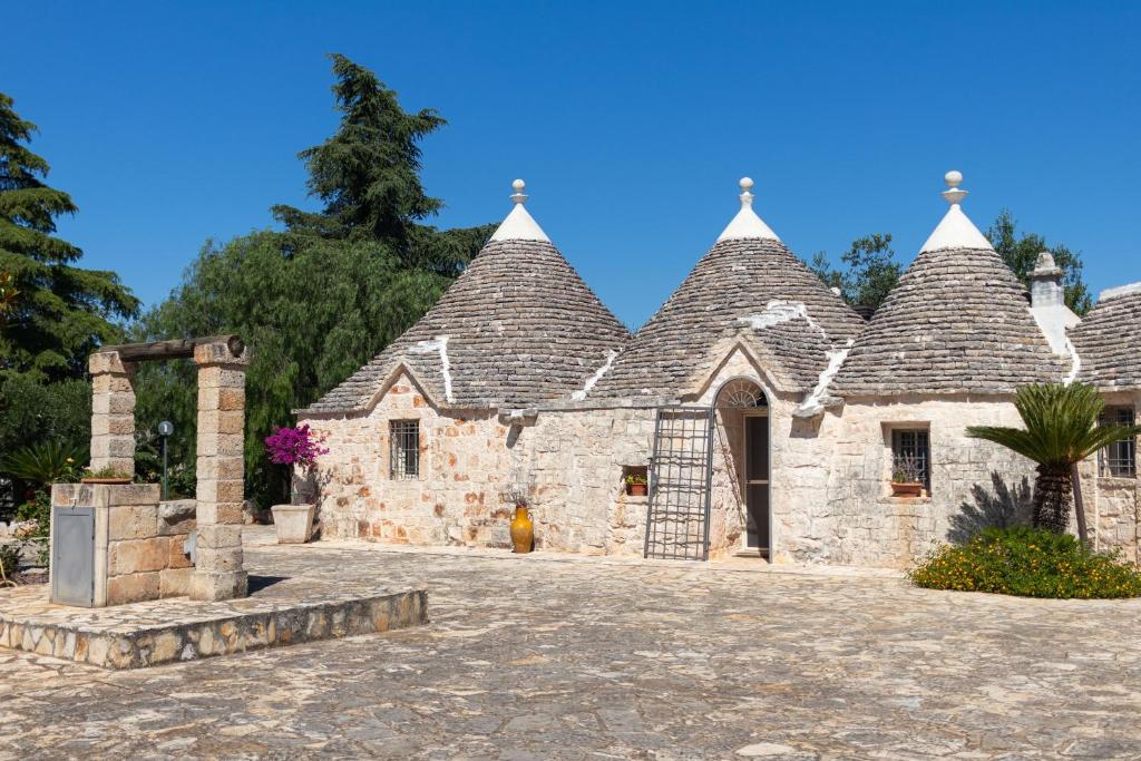 an old stone building with pointed roofs at Trulli i Cedri, Monopoli in Monopoli
