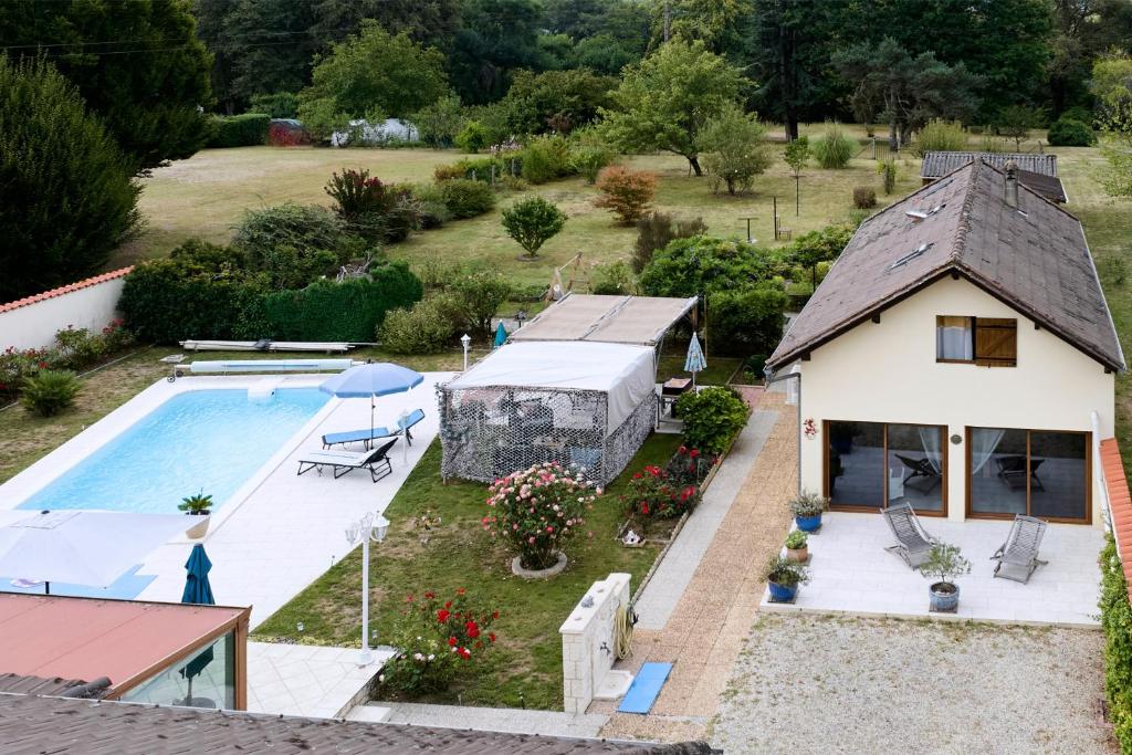 an aerial view of a house and a swimming pool at Chambre D'hotes Les Tuilières in Mouleydier