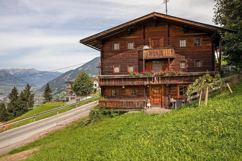 an old wooden house on the side of a road at Oberlehen Hof in Rohrberg