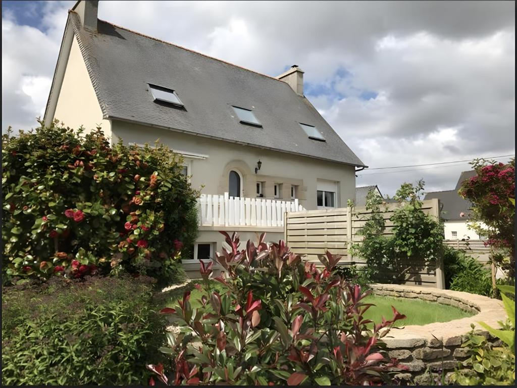 a large white house with a garden in front of it at Chambre d'hôtes à Lesneven in Lesneven
