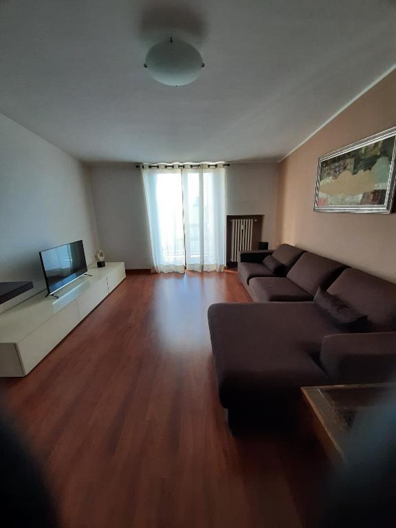 a living room with a couch and a flat screen tv at La Casa di Aldo 15 minuti da Torino in Pecetto