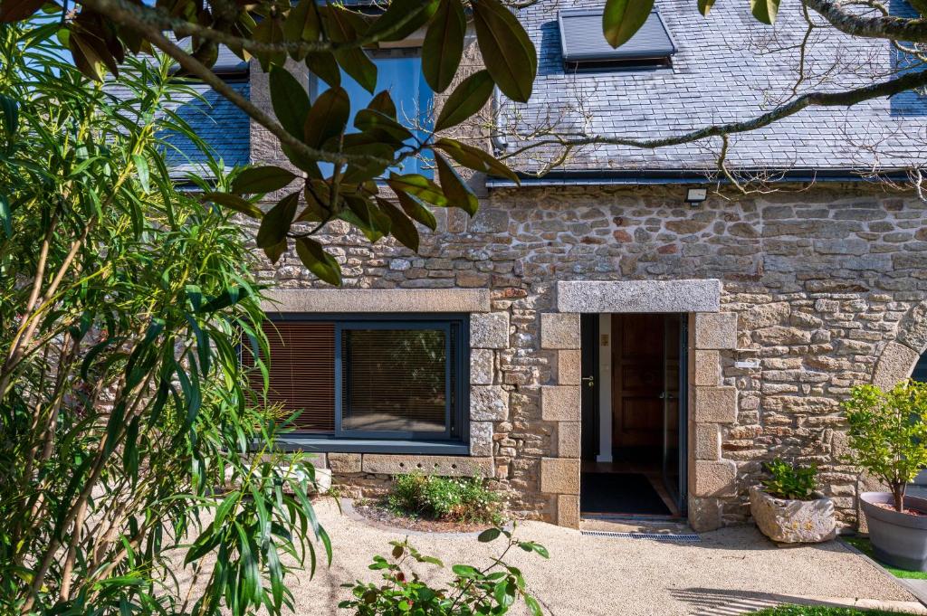 a stone house with a door in front of it at La Longère d'Arzoù Chambres D'hôtes in Baden