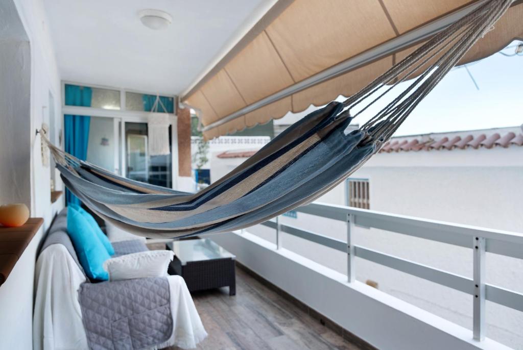 a hammock hanging from the ceiling of a room at Casa Nene in La Matanza de Acentejo