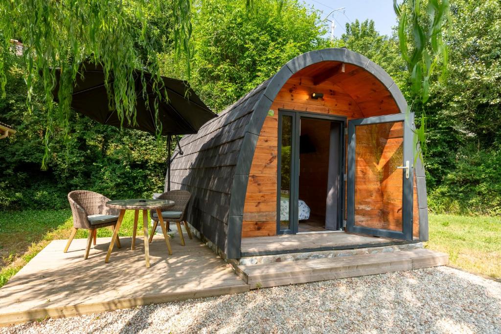 a small wooden cabin with a table and chairs at Pod insolite nature - vue verdure in Touët-sur-Var