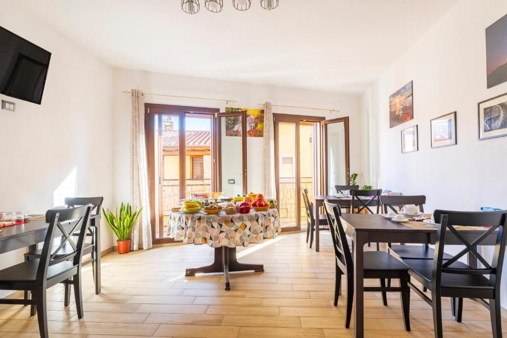 a dining room with a table with fruit on it at Affittacamere Da Riccardo in Jerzu