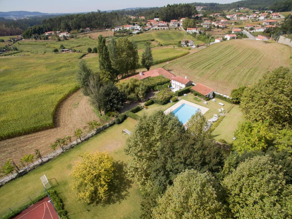 een luchtzicht op een landgoed met een zwembad in een veld bij Casa de Assade in Grimancelos