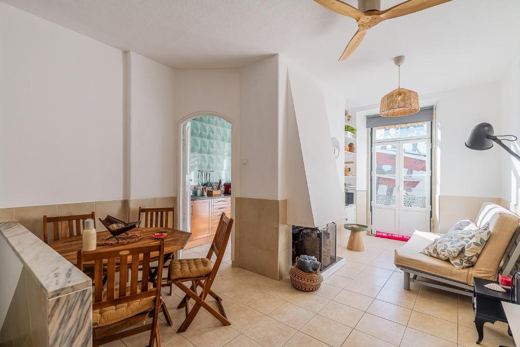 a kitchen and living room with a table and chairs at Duplexdubocage in Setúbal