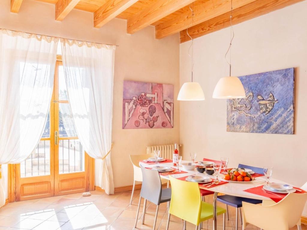 a dining room with a table and chairs at Palma Townhouse Near the Beach in Palma de Mallorca