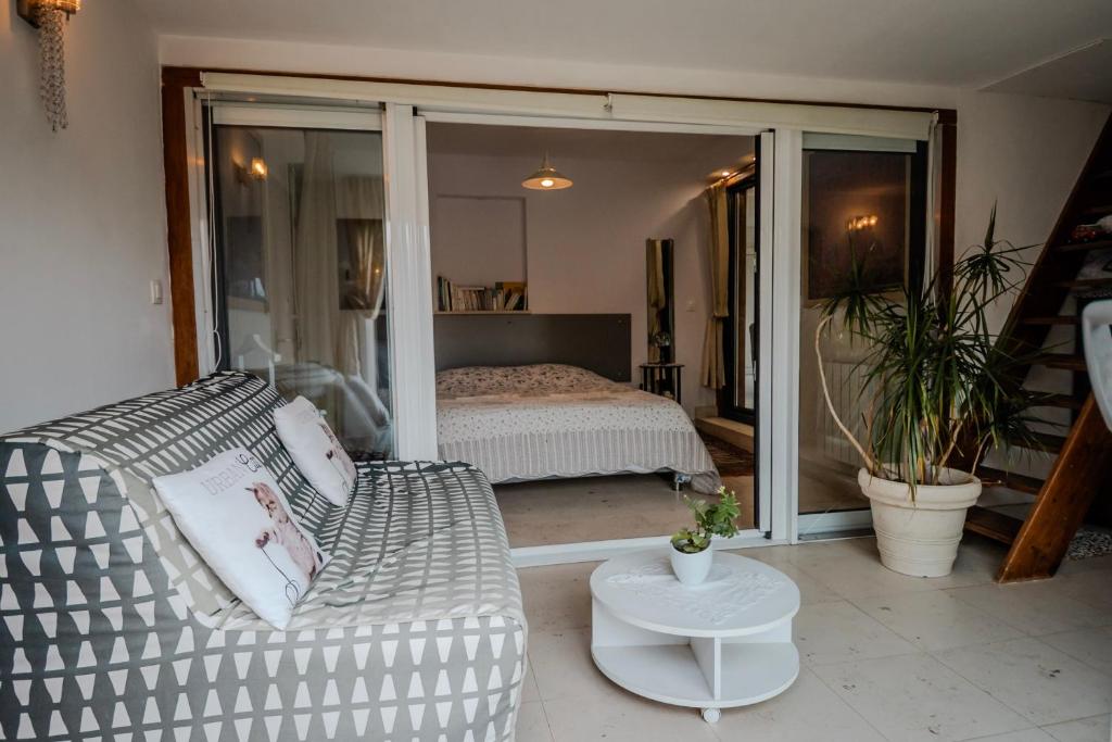 a living room with a couch and a bed at Chambre Armand in Louvigny