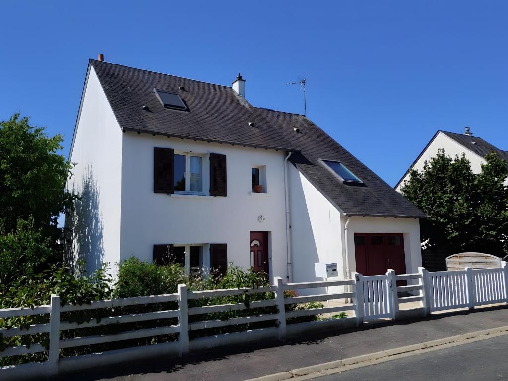 a white house with a fence in front of it at Chambre D'hôtes Lesseps in Vendôme