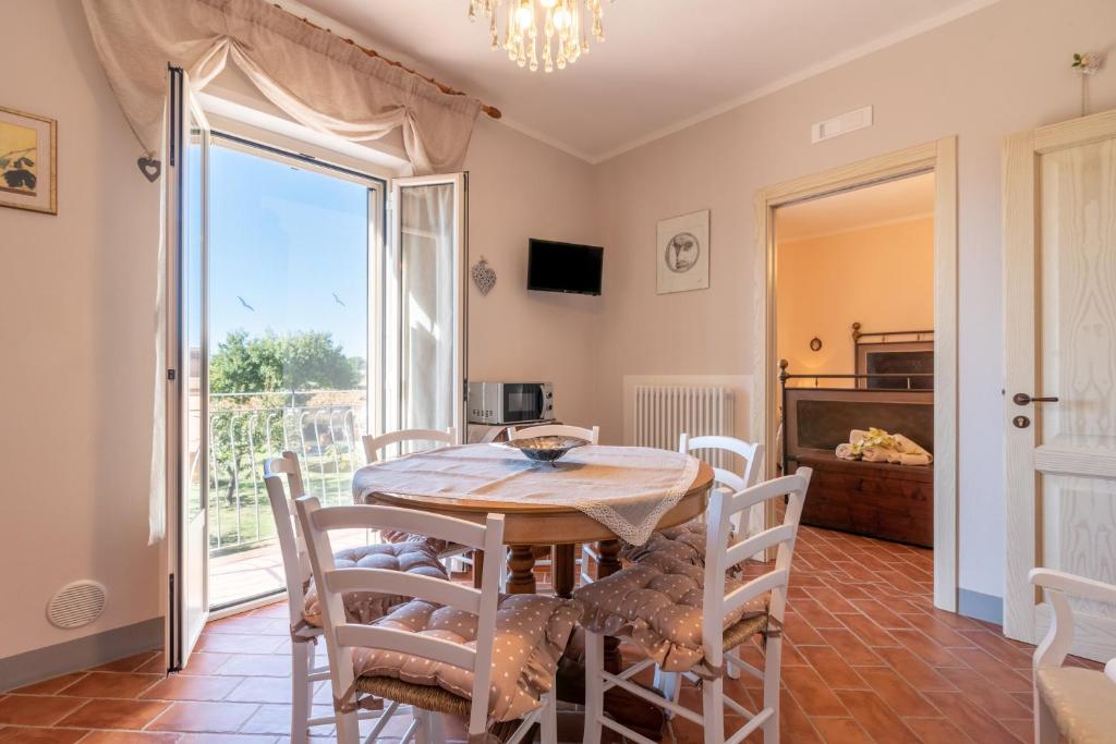 a kitchen and dining room with a table and chairs at Casa del Nonno Bingheri in Cortona