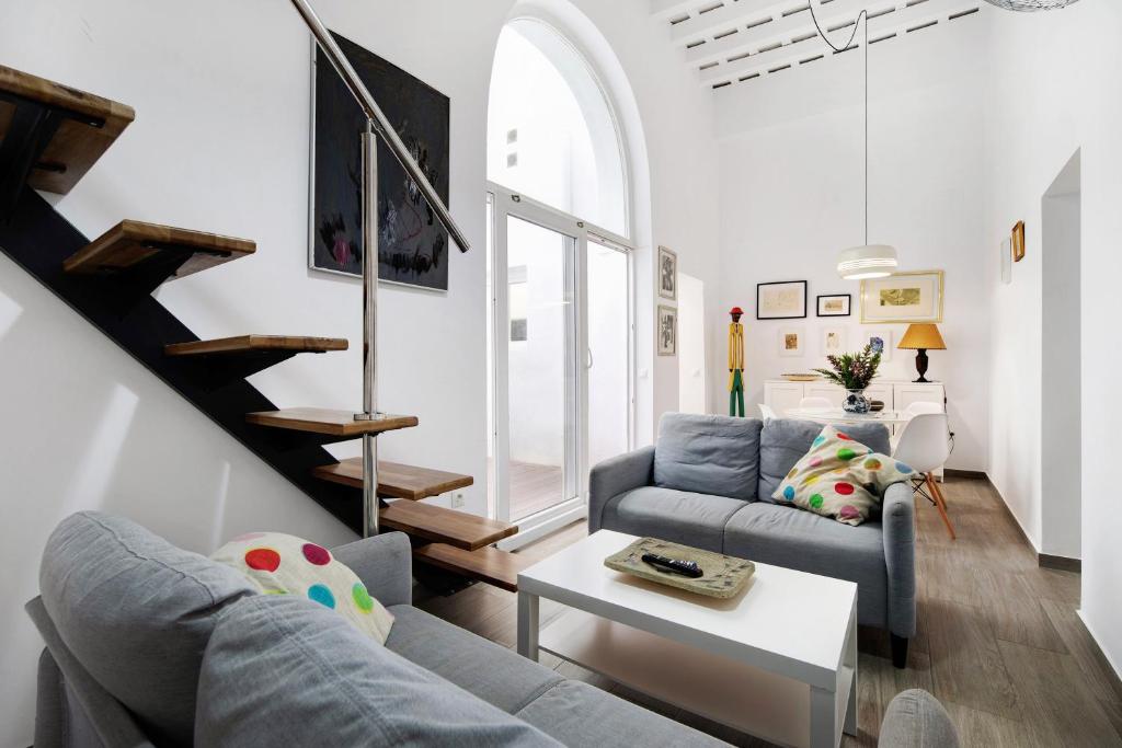a living room with a couch and a table at Piso con Encanto 2 in Cádiz