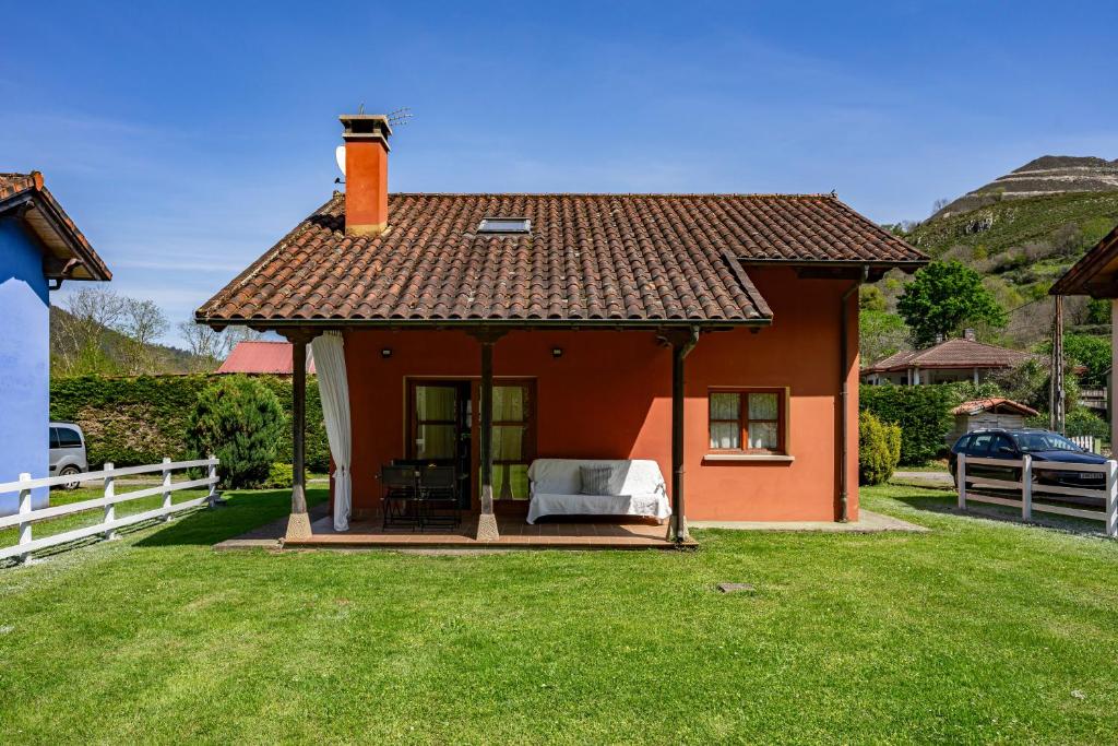 a small house with a bed in a yard at La Llosona in Caño