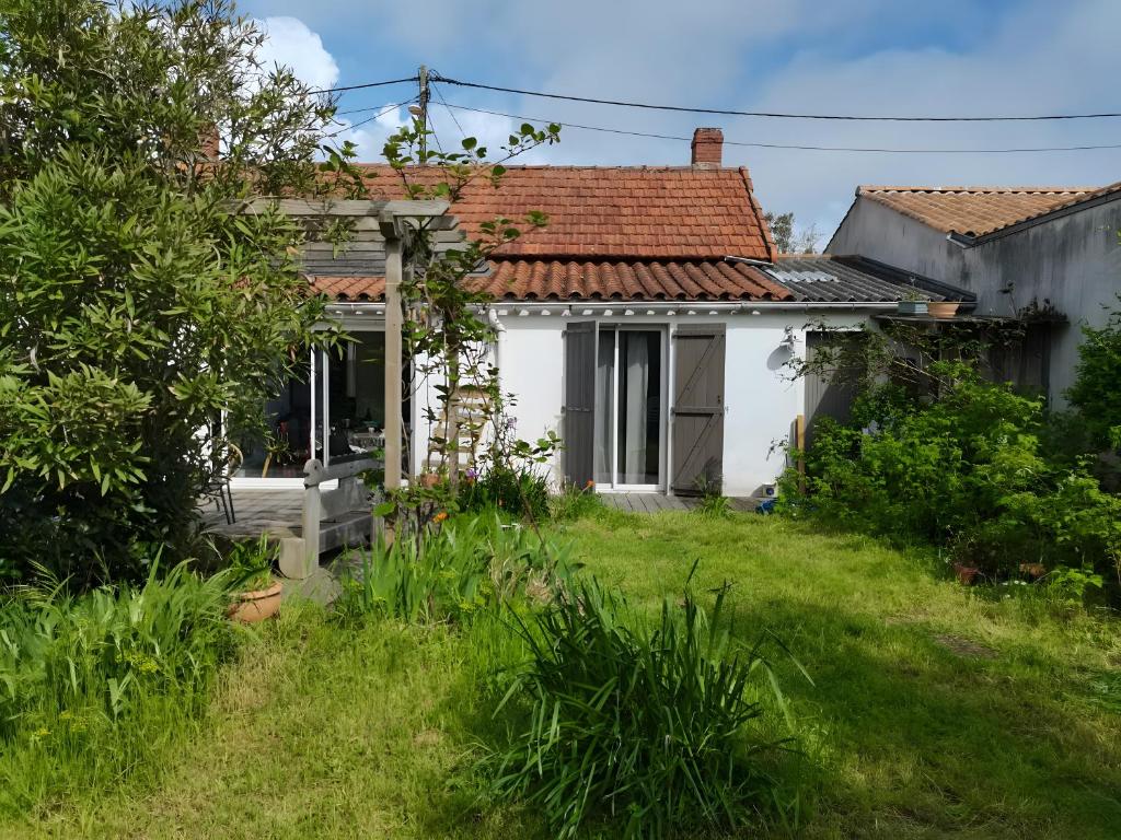 a white house with a red roof at Maison Entre Les Ports in Les Sables-d'Olonne