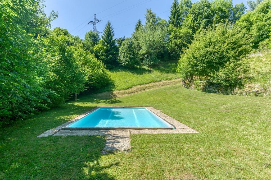 Draufsicht auf einen Swimmingpool in einem Garten in der Unterkunft La source Amélie in Saint-Pancrasse