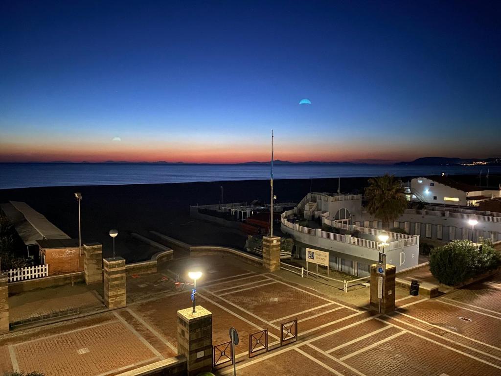an empty parking lot at night with the ocean at A7 Trilocale Fronte Mare in Marina di Grosseto