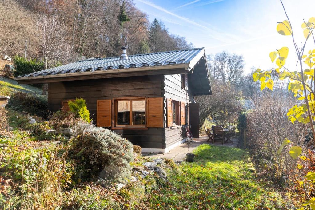 a small wooden cabin with a solar roof at Chalet cosy avec mezzanine in Verchaix