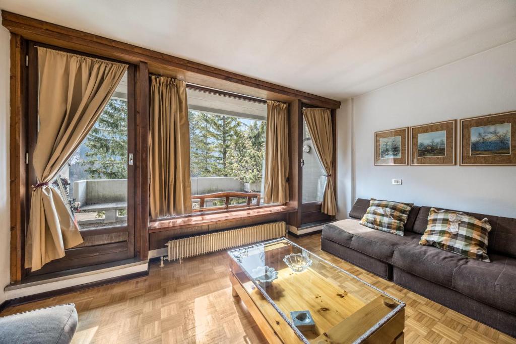 a living room with a couch and a glass table at Apt Vista sulla Vallata in Mazzin