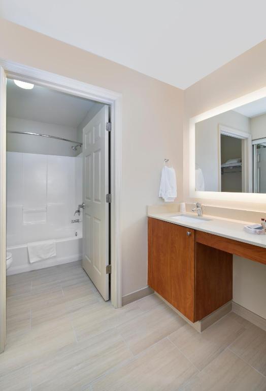 Koupelna v ubytování Hawthorn Extended Stay by Wyndham Naples