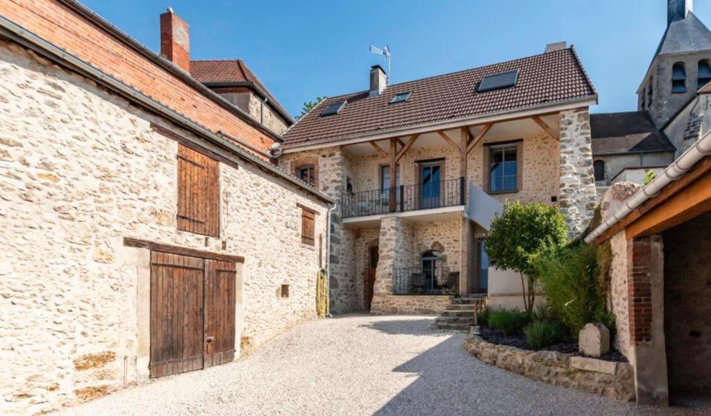 an alley in an old stone building with a wooden door at Gîte La voisine in Venteuil