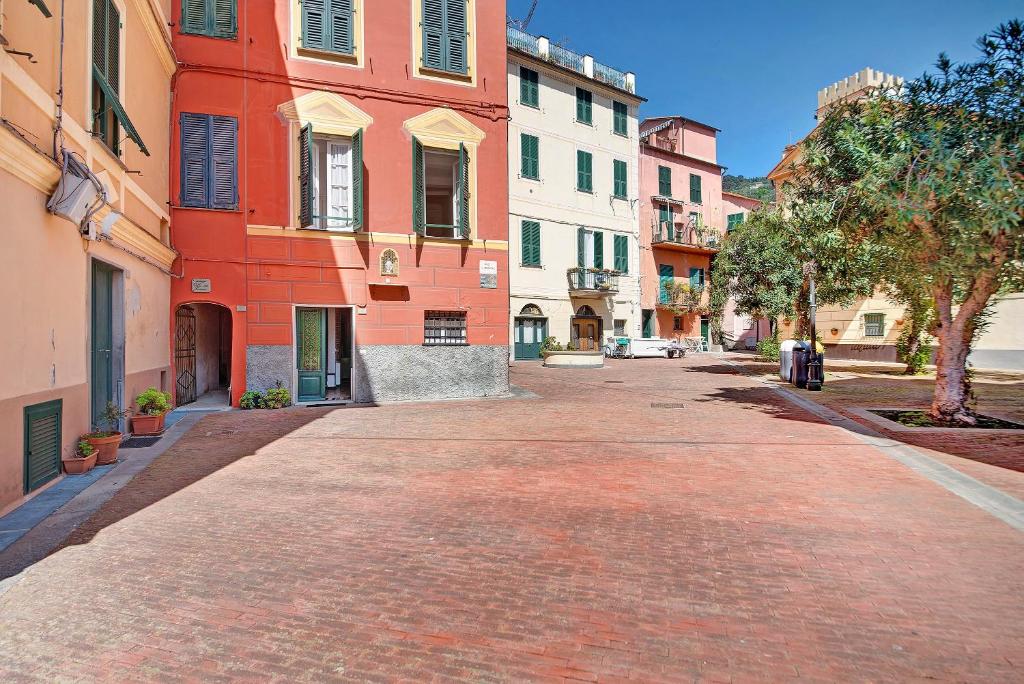 a cobblestone street in a city with buildings at Appartamento Piazza Bertamino in Bonassola