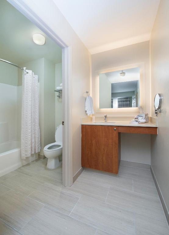 Koupelna v ubytování Hawthorn Extended Stay by Wyndham Naples