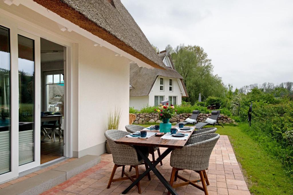 a patio with a table and chairs on a house at Ferienhaus Weltenbummler in Pepelow