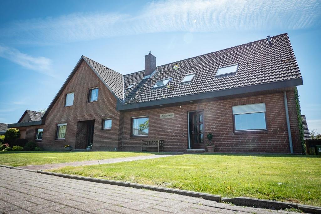 a large brick house with a roof at Haus am Hemm in Meldorf