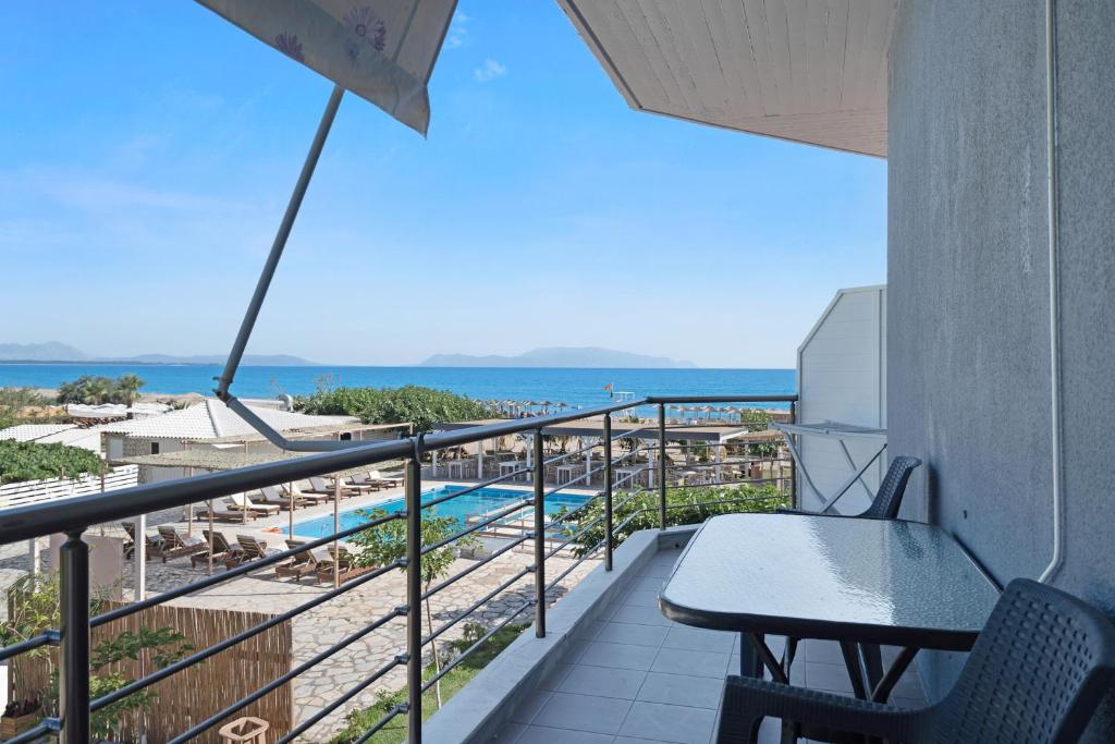ein Balkon mit Blick auf den Pool und das Meer in der Unterkunft Iguana studio 2 in Preveza