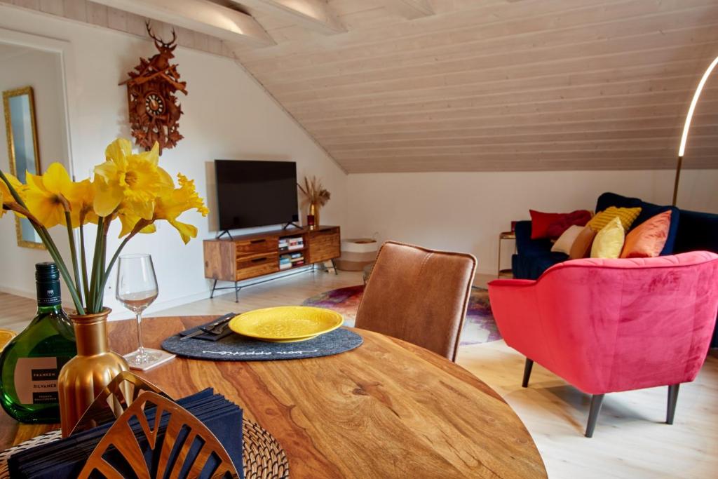 a living room with a table and a couch at Angernest in Elfershausen