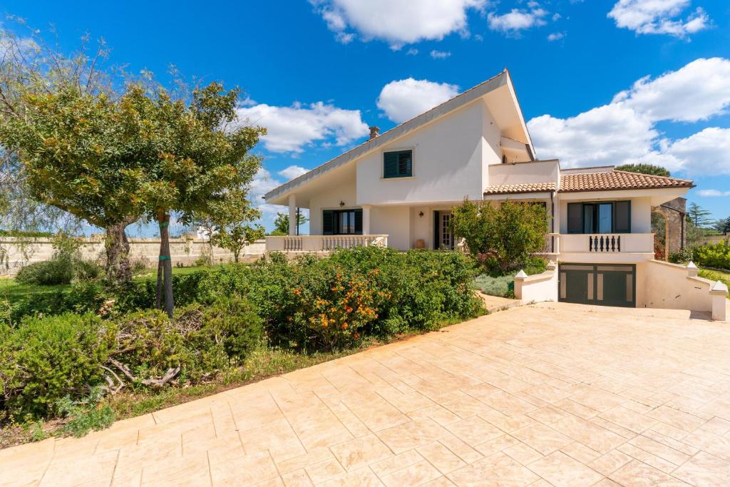 a house with a driveway in front of it at Casa Vacanze Le Giuggiole in Spongano