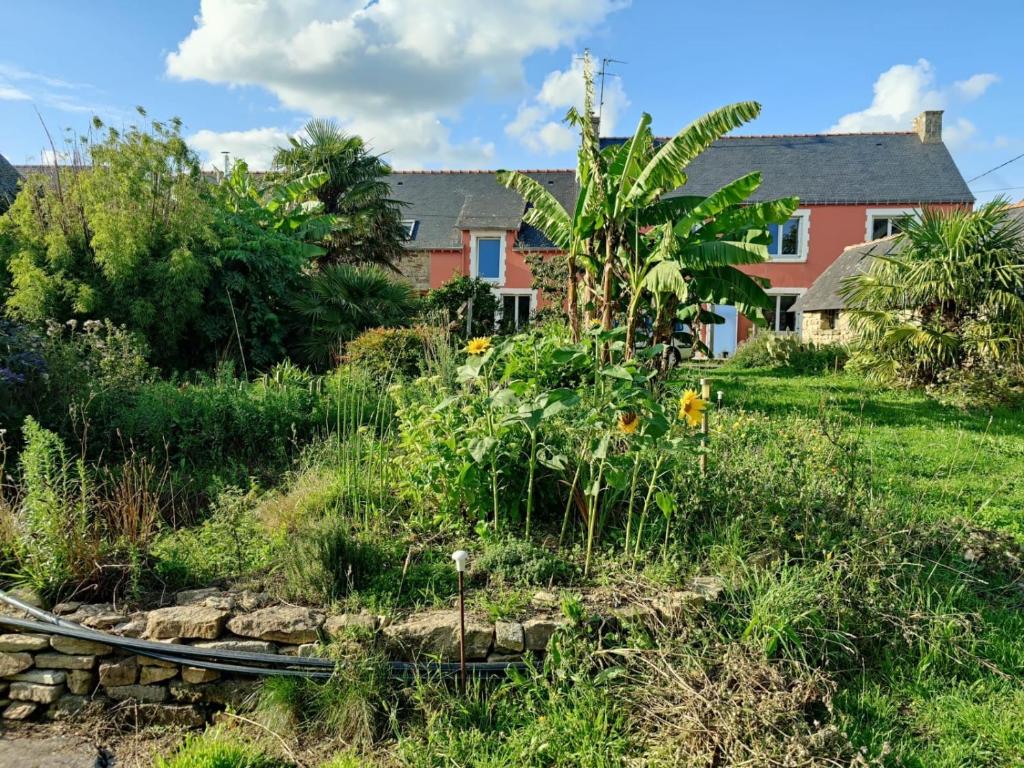a garden in front of a house at Longère de charme in Kervignac