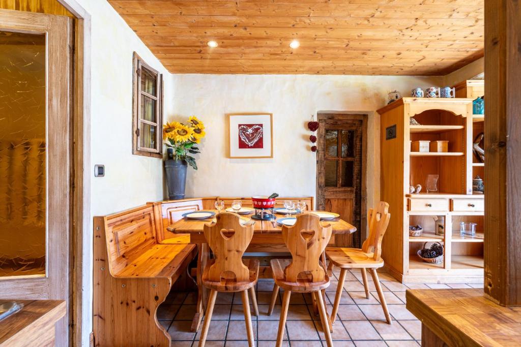 a dining room with a wooden table and chairs at Appartement Roméo in Champagny-en-Vanoise